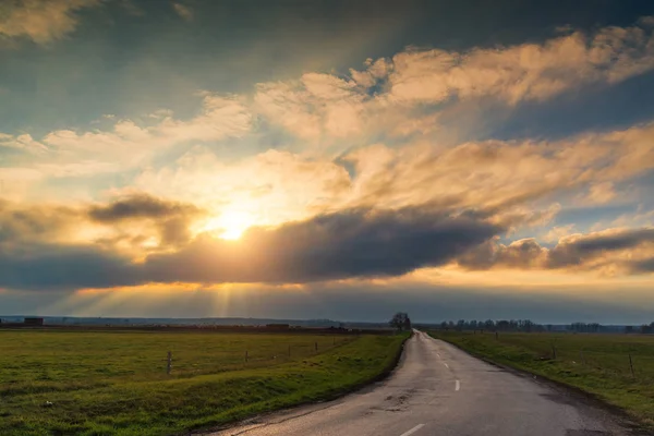 Sonnenstrahlen Über Der Landstraße — Stockfoto