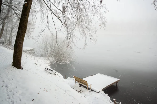 Pier Lago Inverno Congelado Nevoeiro — Fotografia de Stock