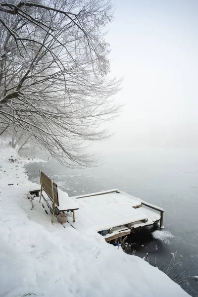 Pier Lago Inverno Congelado Nevoeiro — Fotografia de Stock