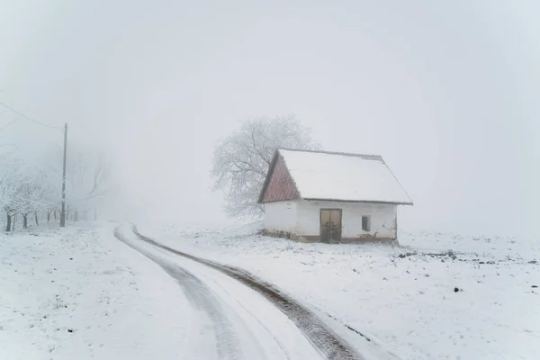 Oud Huis Besneeuwde Winter Veld — Stockfoto