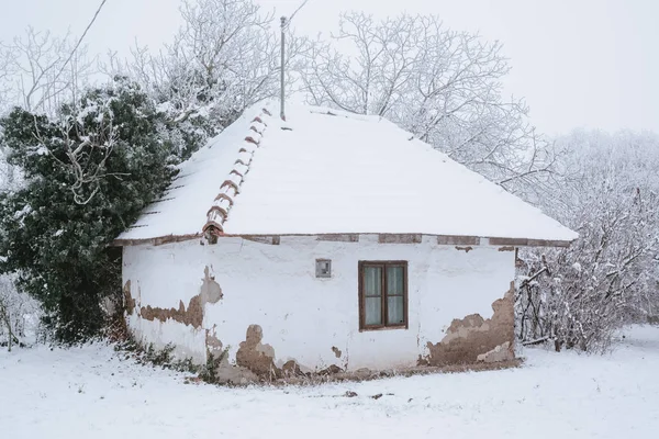 Oud Huis Besneeuwde Winter Veld — Stockfoto