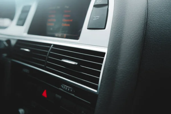車のエアコン システムと車の中の空気の流れ 車の詳細インテリア — ストック写真