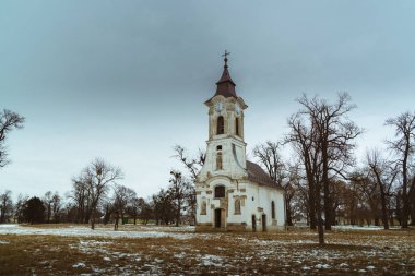 Terk edilmiş eski kilise açık