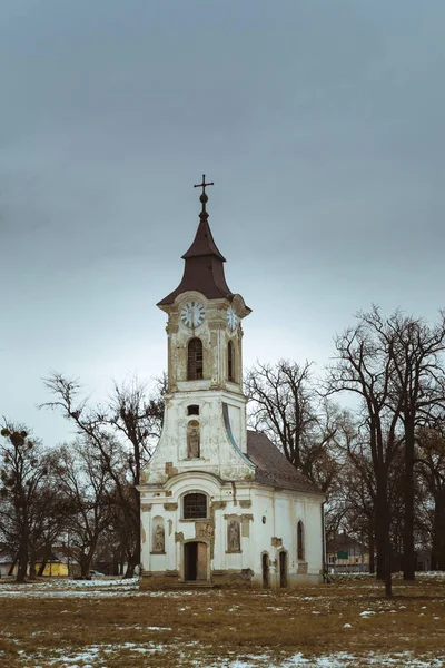 放棄された古い教会屋外 — ストック写真