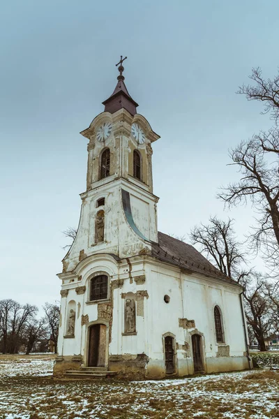 Terk Edilmiş Eski Kilise Açık — Stok fotoğraf