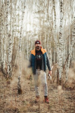 Ormanda 30-40 yaşındaki adam yürüyüşçü