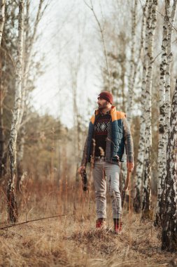 Ormanda 30-40 yaşındaki adam yürüyüşçü
