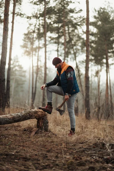 30-40-річний чоловік ходить у лісі — стокове фото