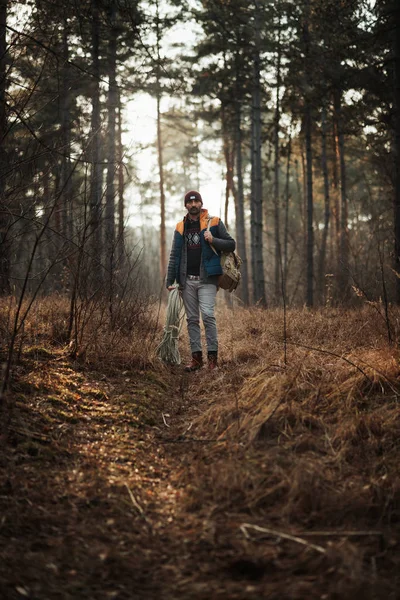 30-40 jaar oude man wandelaar in het bos — Stockfoto