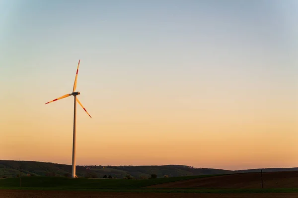 Windmühlen zur Stromerzeugung bei Sonnenuntergang — Stockfoto