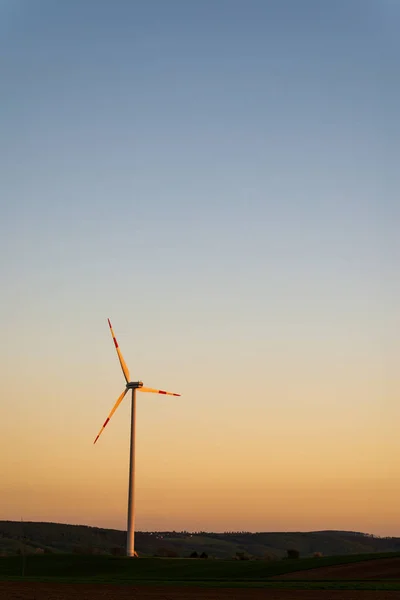 Mori de vânt pentru producția de energie electrică la apusul soarelui — Fotografie, imagine de stoc
