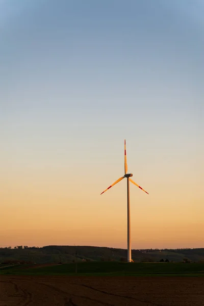 Moinhos de vento para produção de energia elétrica ao pôr do sol — Fotografia de Stock