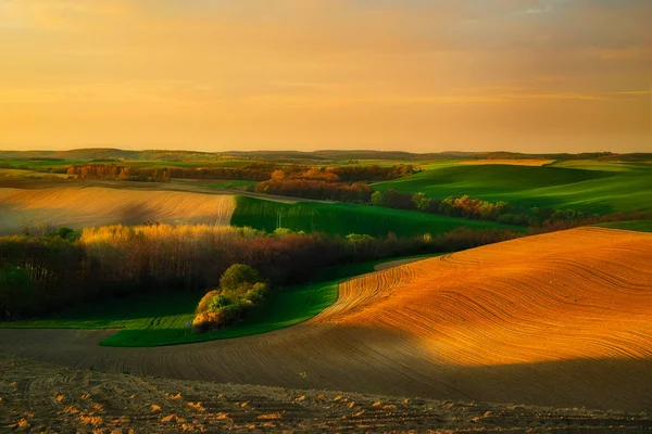 Un bellissimo paesaggio primaverile delle colline — Foto Stock