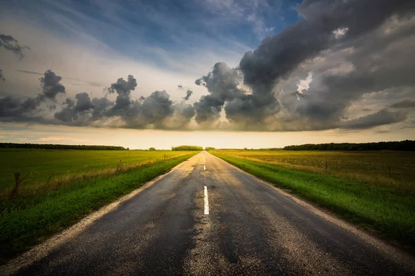 Gewitterwolken über der Landstraße — Stockfoto