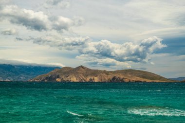 Baska kasabası yakınlarındaki Otok Prviç Adası, Krk Adası, Hırvatistan
