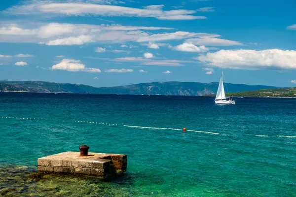 Boot Aan Zee Bij Krk Island Kroatië — Stockfoto