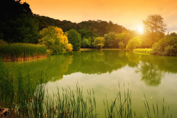 Autunno Lago Soleggiato Mattino — Foto Stock