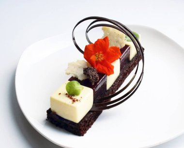 Yenilebilir kırmızı çiçek ve çikolata dekorasyon ile kaplama tatlı