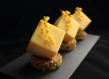 Mimoza çiçekli siyah zemin üzerine sarı küp tatlılar