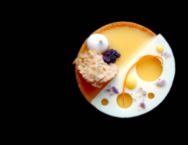 Turuncu Beyaz çikolata ve beze decoraions ile tart