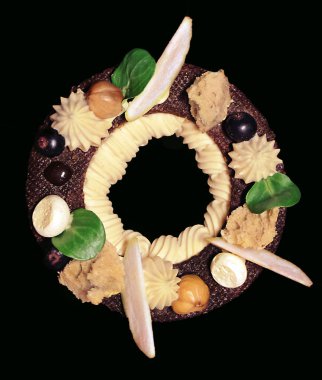Paris Brest yüzük siyah kuş üzümü, fındık, beze ve elma dilimleri ile