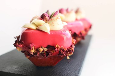 Pembe Gül tatlı kuru çiçekler ve krema ile