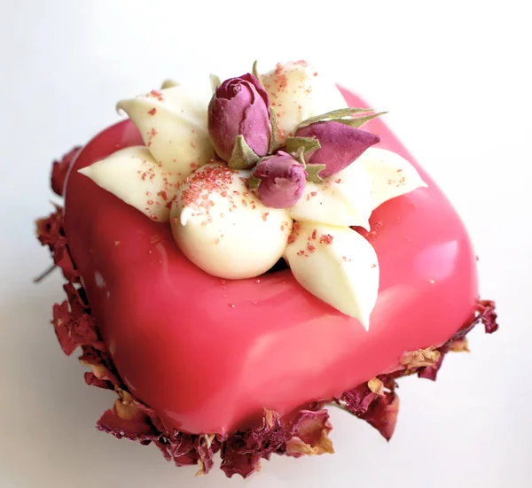 Postre Rosa Con Flores Secas Crema — Foto de Stock