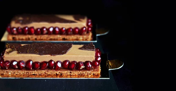 Postre Granada Chocolate Sobre Fondo Negro — Foto de Stock