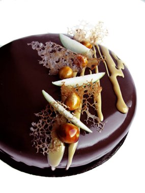 Çikolatalı fındıklı kek elma ve karamel 