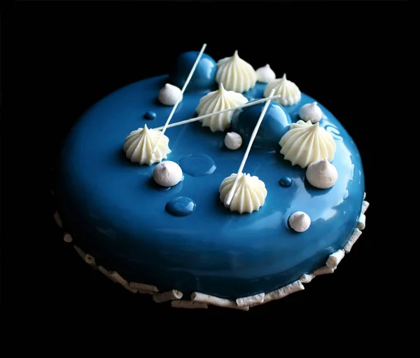 Bolo Brilhante Redondo Azul Com Cobertura Creme Branco Merengues Chocolate — Fotografia de Stock