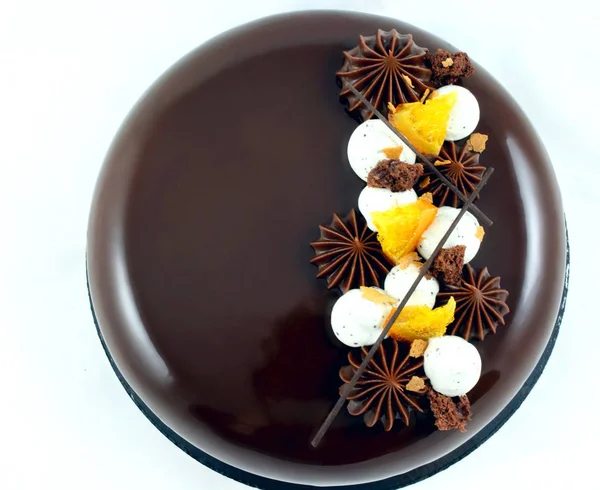 Torta Redonda Chocolate Con Ganache Chocolate Crema Chocolate Naranja Blanca — Foto de Stock