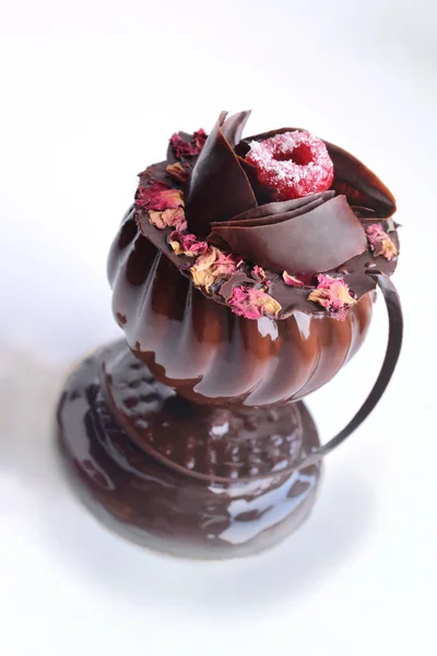 Dessert en verre avec pétales de rose et framboise sur fond blanc — Photo