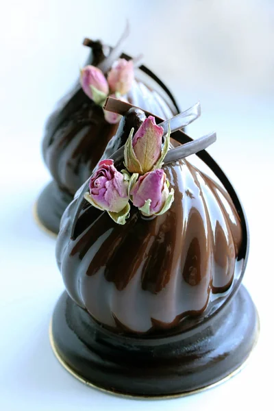 Dessert au chocolat avec roses séchées et décoration au chocolat sur fond blanc — Photo