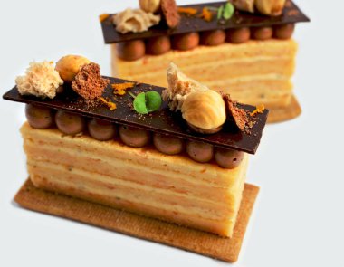 Narenciye Opera pasta çikolata ganache ve fındık ile katmanlı