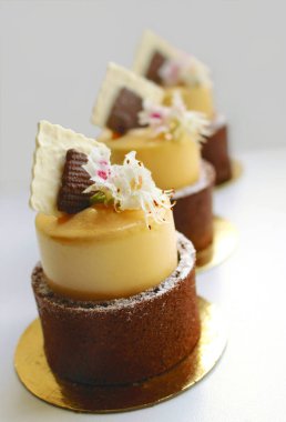 Mango turuncu bahar tatlı kestane çiçek ve çikolata peçete dekor