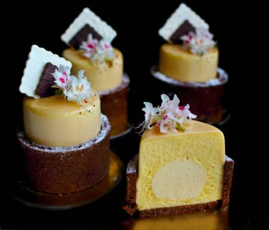 Dilimlenmiş mango turuncu bahar tatlı kestane çiçek ve çikolata peçete dekor