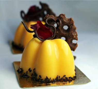 Gül yaprağı ve çikolata dekor ve siyah susam ile turuncu kek