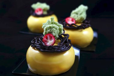 Dekorasyon, kızılcık ve fıstıklı sünger sarı yuvarlak tatlılar çikolata ile iç içe