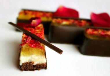 Limon ve çikolata tatlı beyaz zemin üzerine gül yaprakları ile