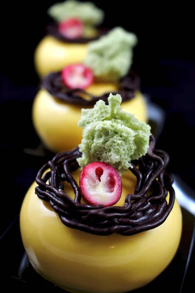 Gele Ronde Desserts Met Chocolade Nesten Decoratie Cranberries Pistache Spons — Stockfoto