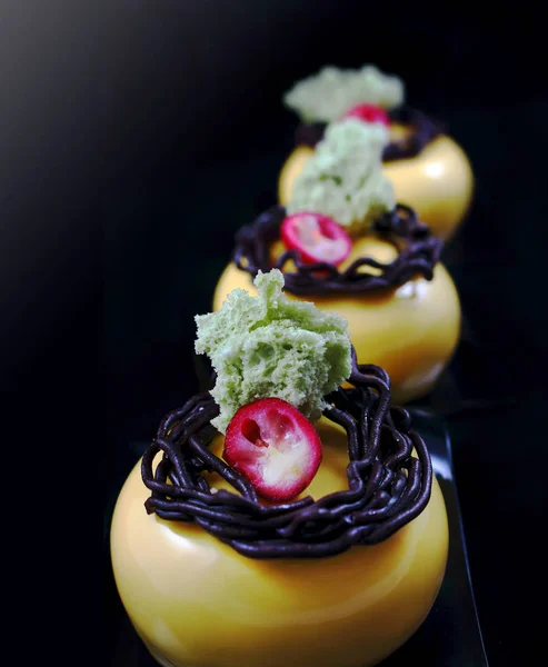 Желтые Круглые Десерты Украшением Шоколадного Гнезда Клюквой Фисташковой Губкой — стоковое фото