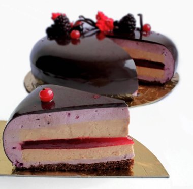 Parlak ayna sır ve çilek ile katmanlı Mus çikolatalı pasta dilimi