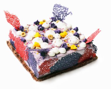 Parlak ayna sır, krem, fındık ve krep dantel ile mor kare pasta