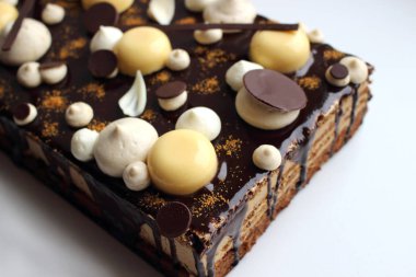 Fındık ve narenciye kahve sayfası kek turuncu mousse ve koyu çikolata ayna ile sır