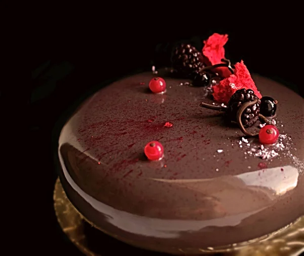 Schokoladenkuchen mit glänzender Spiegelglasur und Beeren — Stockfoto