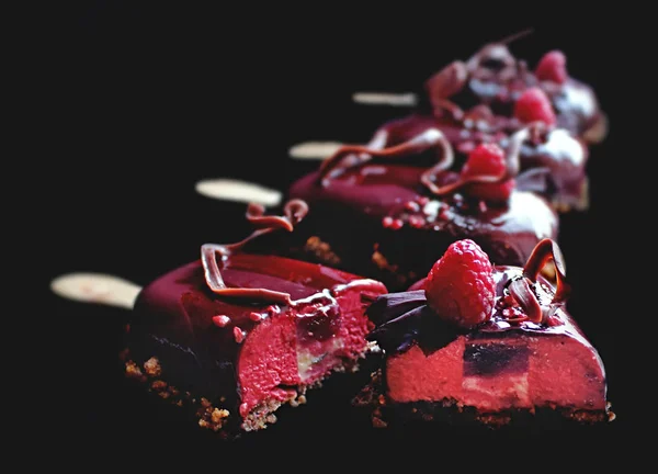 Gelado de frutas vermelhas fatiadas gelado em pau com framboesa e pétalas de flores — Fotografia de Stock