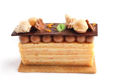 Turuncu Opera pasta dilim fındık ve beyaz arka plan üzerinde izole ganache