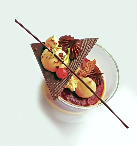 Verrine de outono, sobremesa em vidro com decorações de chocolate — Fotografia de Stock