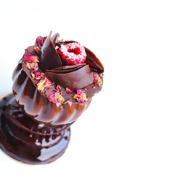 Dessert en verre avec pétales de rose secs et framboise fraîche sur fond blanc — Photo