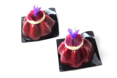 Yenilebilir mor bezelye çiçeği ile iki kırmızı meyve tatlılar